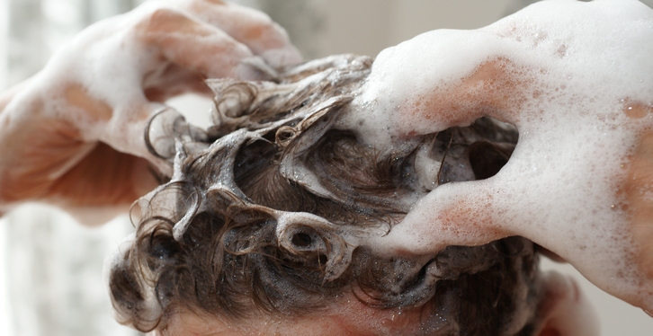 Tajné prostředky na růst vlasů: 6 denních rituálů, které povzbudí kořínky!
